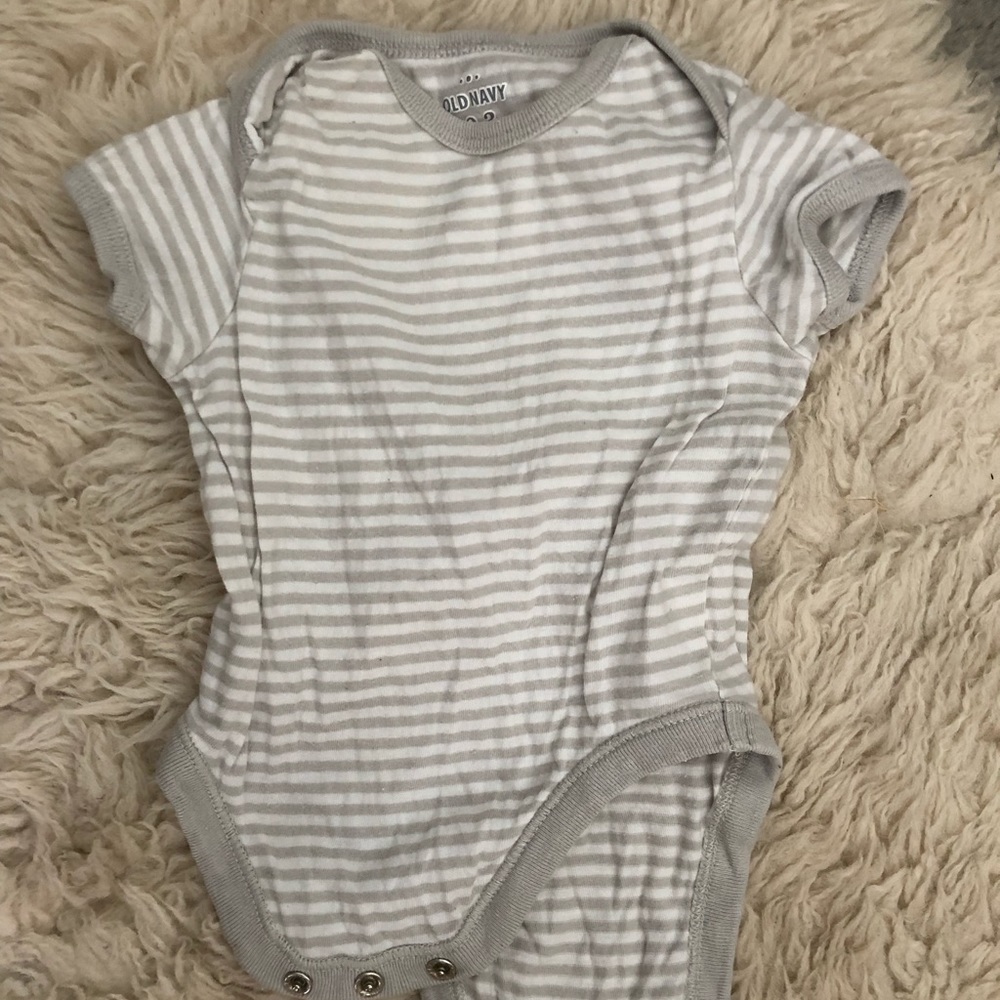 Old Navy Onsie (Grey and White) Sz 0-3 mo